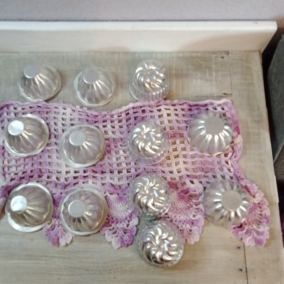 12  Vintage Tin & Aluminum Fluted Metal Molds ( 1930's on) - Picture 2 of 6
